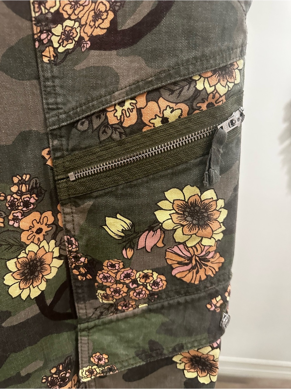 Free People Sz Large Cargo Camo Peace flowers - Picture 6 of 9